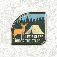 vamos a dormir bajo las estrellas. insignia del campamento de verano. para parche, sello. vector. concepto de camiseta o logotipo, estampado, sello o camiseta. diseño con ciervos, tienda de campaña en la noche y silueta forestal. vector