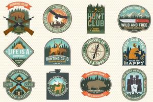 conjunto de citas de aventuras al aire libre y parches del club de caza. concepto vectorial para camisa, logotipo, estampado, parche. diseño de parches con silueta de cuchillo, montañas, ciervos, matraces, cazadores, bosques y montañas vector