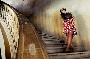 modelo de moda con vestido de diseñador en las escaleras del palacio de  carlos v 5450473 Foto de stock en Vecteezy