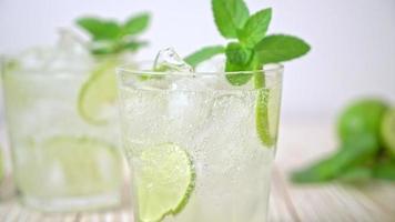 soda glacé au citron vert à la menthe - boisson rafraîchissante video