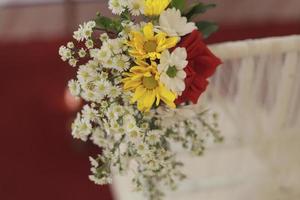 arco de boda, boda, momento de boda, decoraciones de boda, flores, sillas, ceremonia al aire libre al aire libre foto