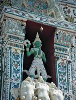 bangkok, tailandia, 08 de abril de 2019 detalles de la decoración arquitectónica de la pagoda del presidente principal de wat arun ratchawararam cilantro fresco de cerca sobre fondo blanco. foto