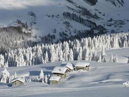 paisaje encantado después de fuertes nevadas foto