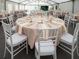 prepararon y pusieron mesas en previsión del banquete de bodas. Bonito diseño y ambiente acogedor. foto