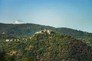 antigua ciudad italiana medieval en la cima de la colina, toscana foto