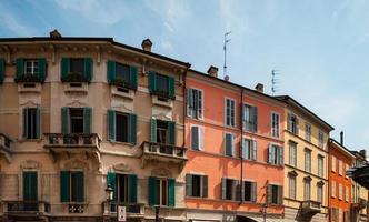 paisaje urbano italiano brillante y colorido. calles iluminadas por el sol. casas de colores. cálido y cómodo. foto