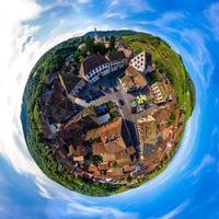 imagen abstracta de un pequeño planeta. tomado del dron. panorámica circular. foto