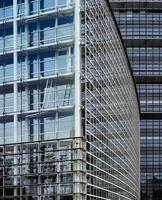 el edificio moderno de vidrio y acero. reflejos en una fachada de vidrio. foto