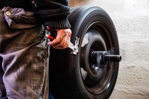 Tire replacement service, fitting with balancing, change to winter photo