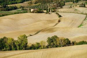 villa en italia, antigua casa de campo en las olas de campos y colinas toscanas foto