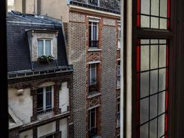escalera en un antiguo edificio de apartamentos en París. lavabo común y vidrieras antiguas. estado abandonado. foto