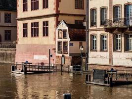 una pequeña inundación en estrasburgo. el agua subió en el río ile después de las lluvias. foto