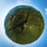 imagen abstracta de un pequeño planeta. tomado del dron. panorámica circular. foto