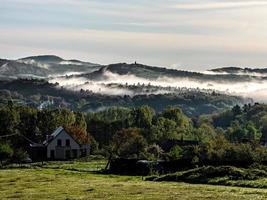 iglesia en la colina y hermosa niebla blanca con rayos de sol, alsacia foto