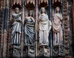 detalles de la catedral de estrasburgo. Elementos arquitectónicos y escultóricos de la fachada y torre. foto