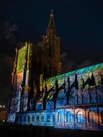 Espectáculo de luces láser en las paredes de la catedral de Notre Dame de Estrasburgo foto