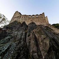 antiguo castillo medieval en la cima de una colina bernstein en alsacia. las ruinas de un fuerte histórico están construidas sobre un acantilado. foto