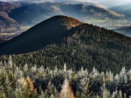 nieve blanca y cielo azul. vista panorámica de las siluetas de las montañas. foto