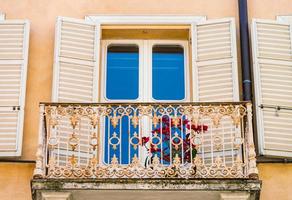 Bright and colorful Italian cityscape. Sunlit streets. Colorful houses. Warm and comfortable. photo