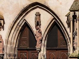 iglesia medieval de ribeauville en la ruta del vino de alsacia foto