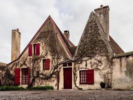 hermosa arquitectura antigua de Borgoña. calles de la ciudad de beaune. día soleado de primavera. publicitar tipos de turistas. foto