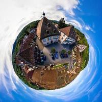 imagen abstracta de un pequeño planeta. tomado del dron. panorámica circular. foto