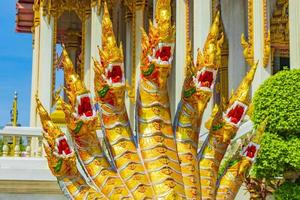 dragones wat don mueang phra arramluang templo budista bangkok tailandia. foto