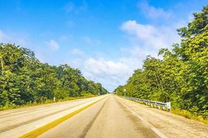 conduciendo por la autopista autopista en la naturaleza tropical de la selva méxico. foto