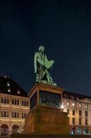 monumento a la primera impresora gutenburg en estrasburgo. vista nocturna. foto