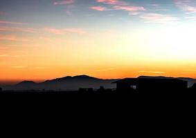 siluetas de montañas y colorida puesta de sol increíble en alsacia foto