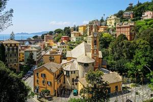 paisaje urbano italiano brillante y colorido. calles iluminadas por el sol. casas de colores. cálido y cómodo. foto