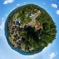 imagen abstracta de un pequeño planeta. tomado del dron. panorámica circular. foto