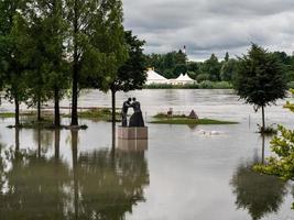 la crecida del río rin en alemania cerca de estrasburgo. foto