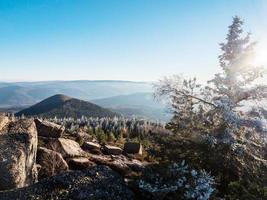 nieve blanca y cielo azul. vista panorámica de las siluetas de las montañas. foto