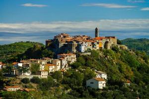 antigua ciudad italiana medieval en la cima de la colina, toscana foto