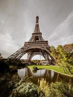 torre eiffel en parís, día soleado, panorama. punto de referencia foto