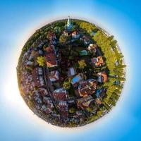 imagen abstracta de un pequeño planeta. tomado del dron. panorámica circular. foto