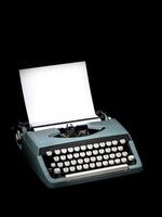 máquina de escribir antigua, herramienta de escritor o autor, inspiración y creatividad. sobre un fondo negro. foto