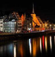 iglesia de san nicolas en estrasburgo vista nocturna con reflejos en el río enfermo foto