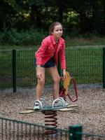 niña colegiala juega en el patio de recreo. las emociones de la infancia. foto