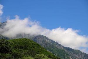 montañas, cielo azul y nubes foto