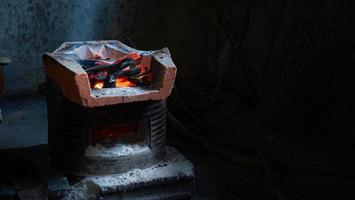 estufa de carbón para cocinar cocina tradicional en una casa rural en tailandia. el carbón se enciende en el horno, listo para cocinar. foto