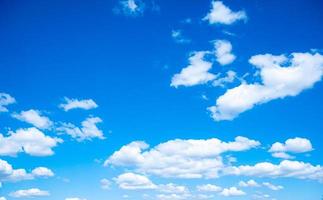 hermoso cielo azul y nubes con fondo natural de luz del día. el vasto cielo azul y el cielo de las nubes. foto
