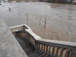 inundación del río po en turín foto