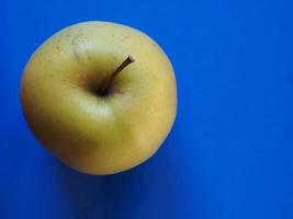 comida de fruta de manzana verde sobre azul con espacio de copia foto