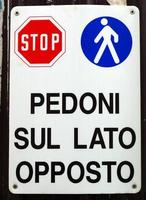 letrero italiano peatones al otro lado foto