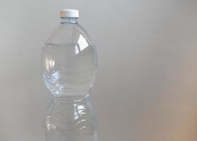 botella de agua de plastico foto