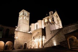 Basílica de Asís por la noche, región de Umbría, Italia. la ciudad es famosa por la basílica italiana más importante dedicada a st. francis - san francesco. foto