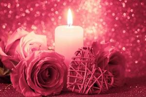 rosas y corazón sobre fondo rojo brillante bokeh. día de San Valentín foto