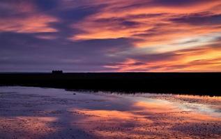 puesta de sol rural saskatchewan foto